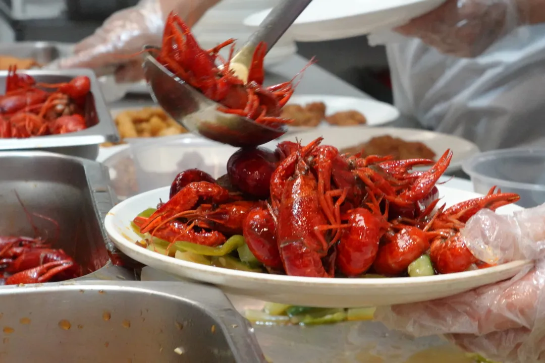 登陸交大食堂！香辣、蒜蓉、十三香小龍蝦……真炫不下啦！
